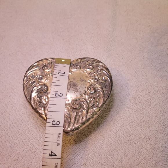 Clear Heart Shaped Glass Jewelry Box w/ Tarnished Silver Plated Cover Vintage - Picture 4 of 5